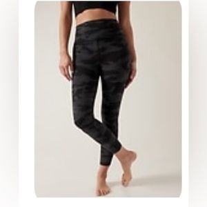 Athleta Ultra High Rise Elation 7/8
Tight in Black Camo XS Petite